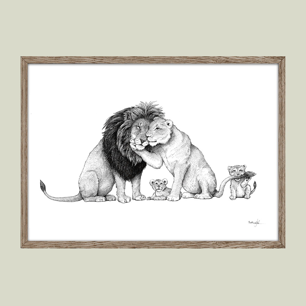 Håndtegnet familieplakat med løver – mor, far og unge som symbol på kærlighed, styrke og samhørighed.