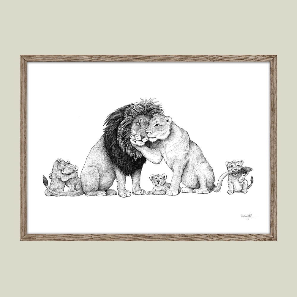 Håndtegnet familieplakat med løver – mor, far og unge som symbol på kærlighed, styrke og samhørighed.