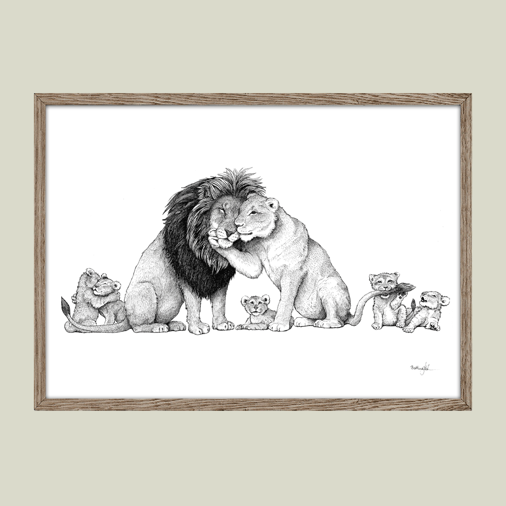 Håndtegnet familieplakat med løver – mor, far og unge som symbol på kærlighed, styrke og samhørighed.