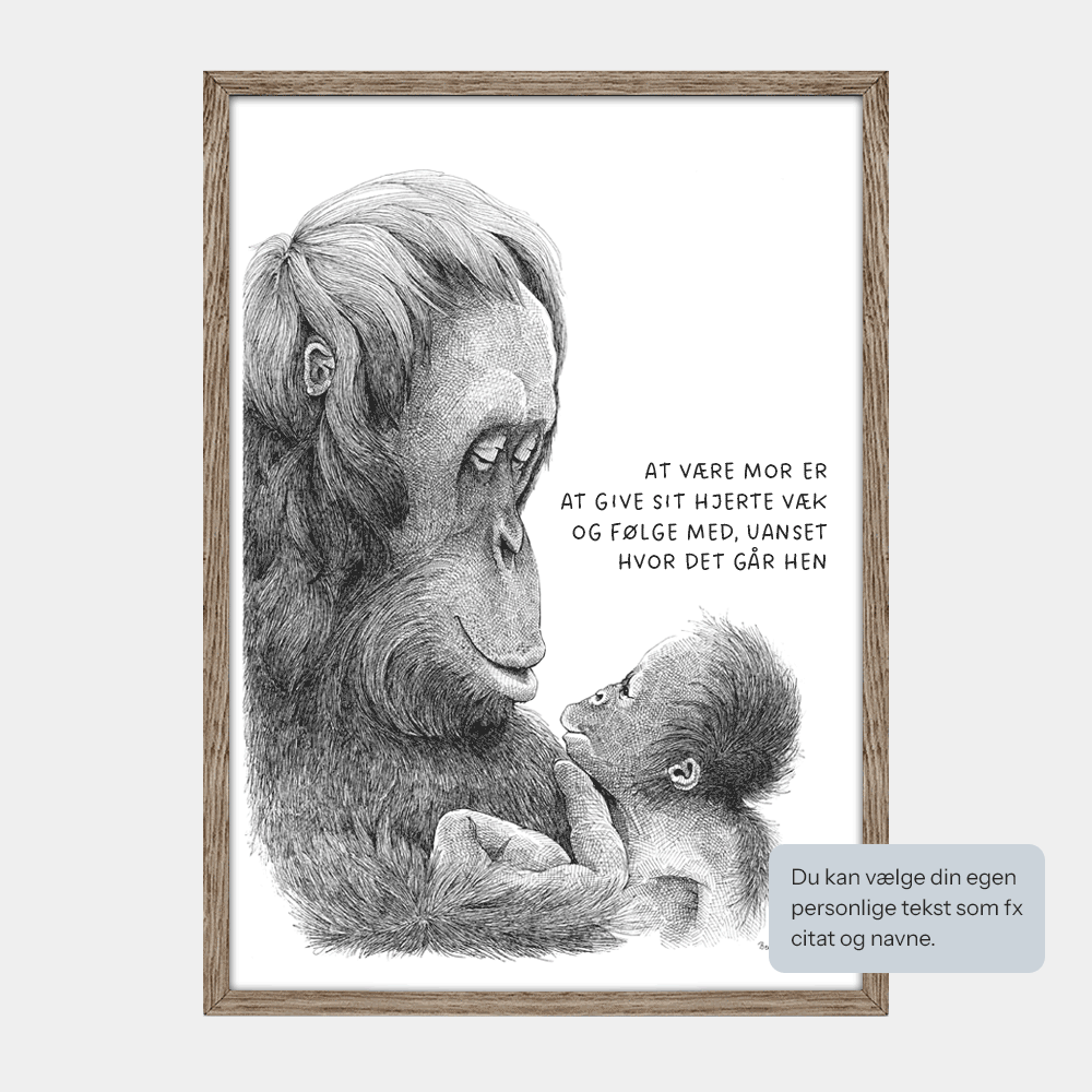 Personlig plakat til mor med orangutang og unge, personligt citat 'At være mor er at give sit hjerte væg og følge med uanset hvor det går hen', egetræsramme