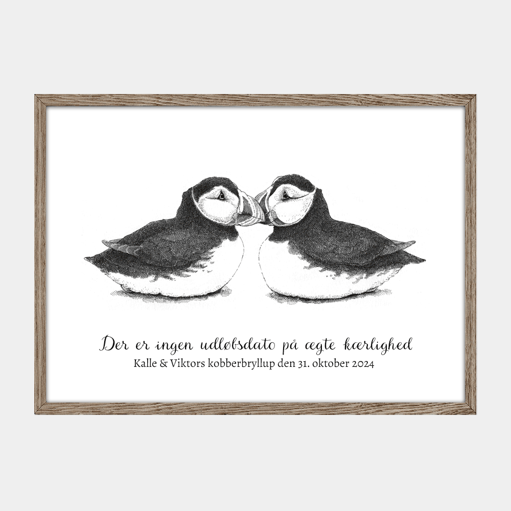 Personlig håndtegnet plakat med to søpapegøjer. Eksempeltekst 'Kalle & Viktors kobberbryllup'