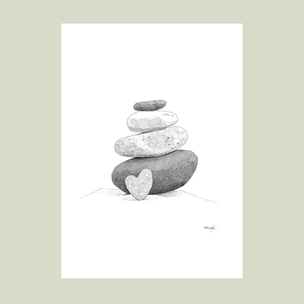 Håndtegnet plakat med strandsten – “Der hvor roen bor”. Et motiv fra serien Ved havet, inspireret af naturens balance og stilhed. Trykt i Danmark på mat kunstpapir.