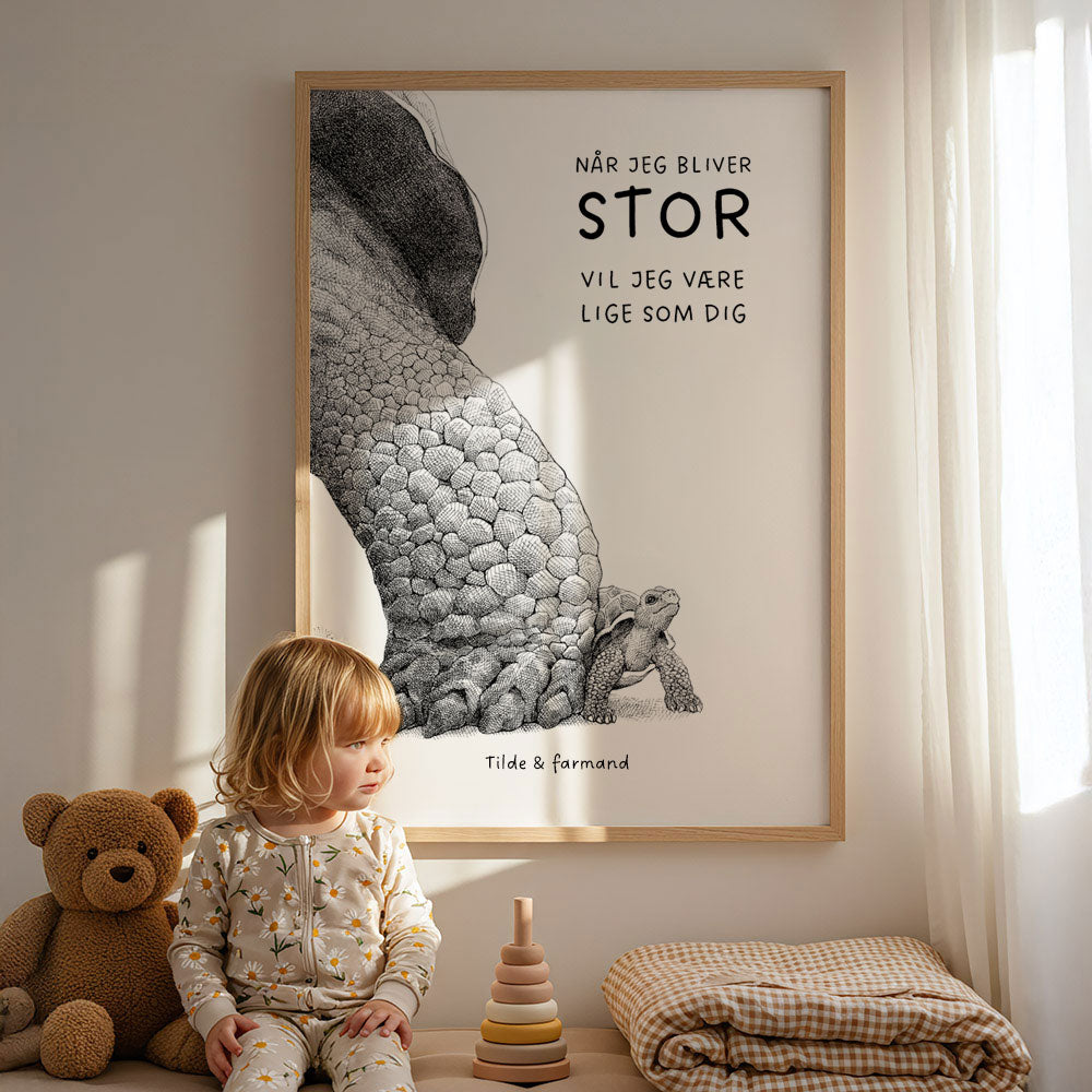 Plakat med personlig tekst og skildpadde og unge. Eksempeltekst 'Når jeg bliver stor...' og navne. Håndtegnet illustration af Bettina Lehmann