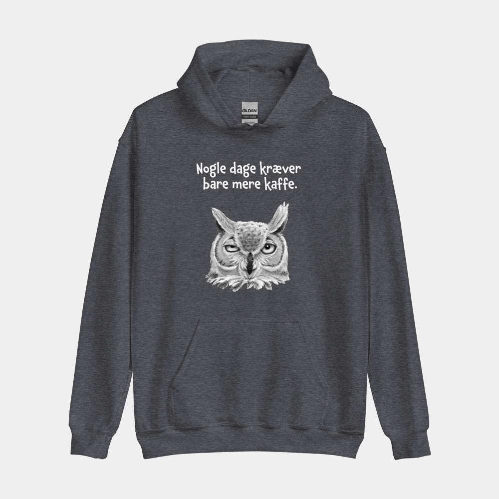 Hoodie med citat - "Nogle dage kræver bare mere kaffe"