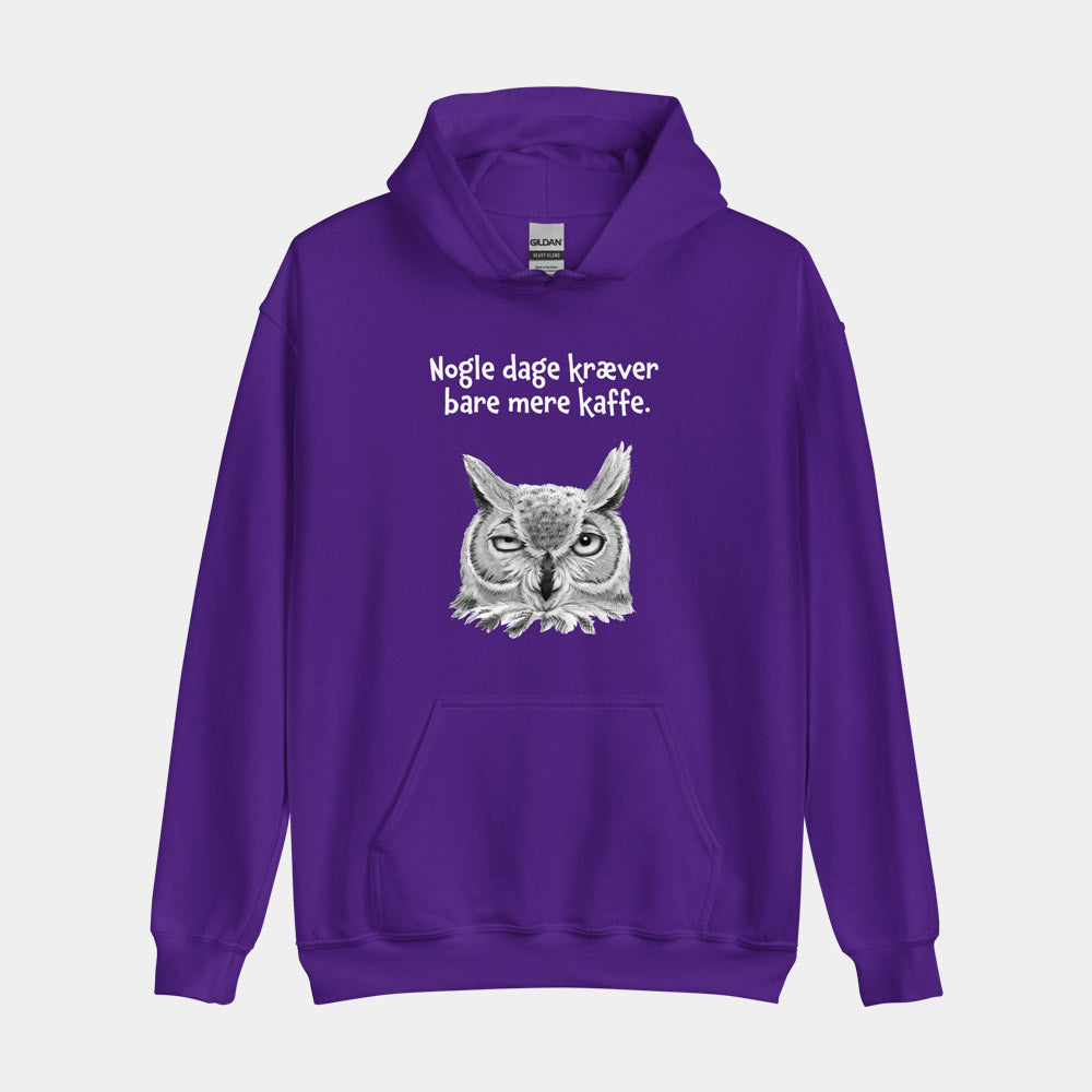 Hoodie med citat - "Nogle dage kræver bare mere kaffe"