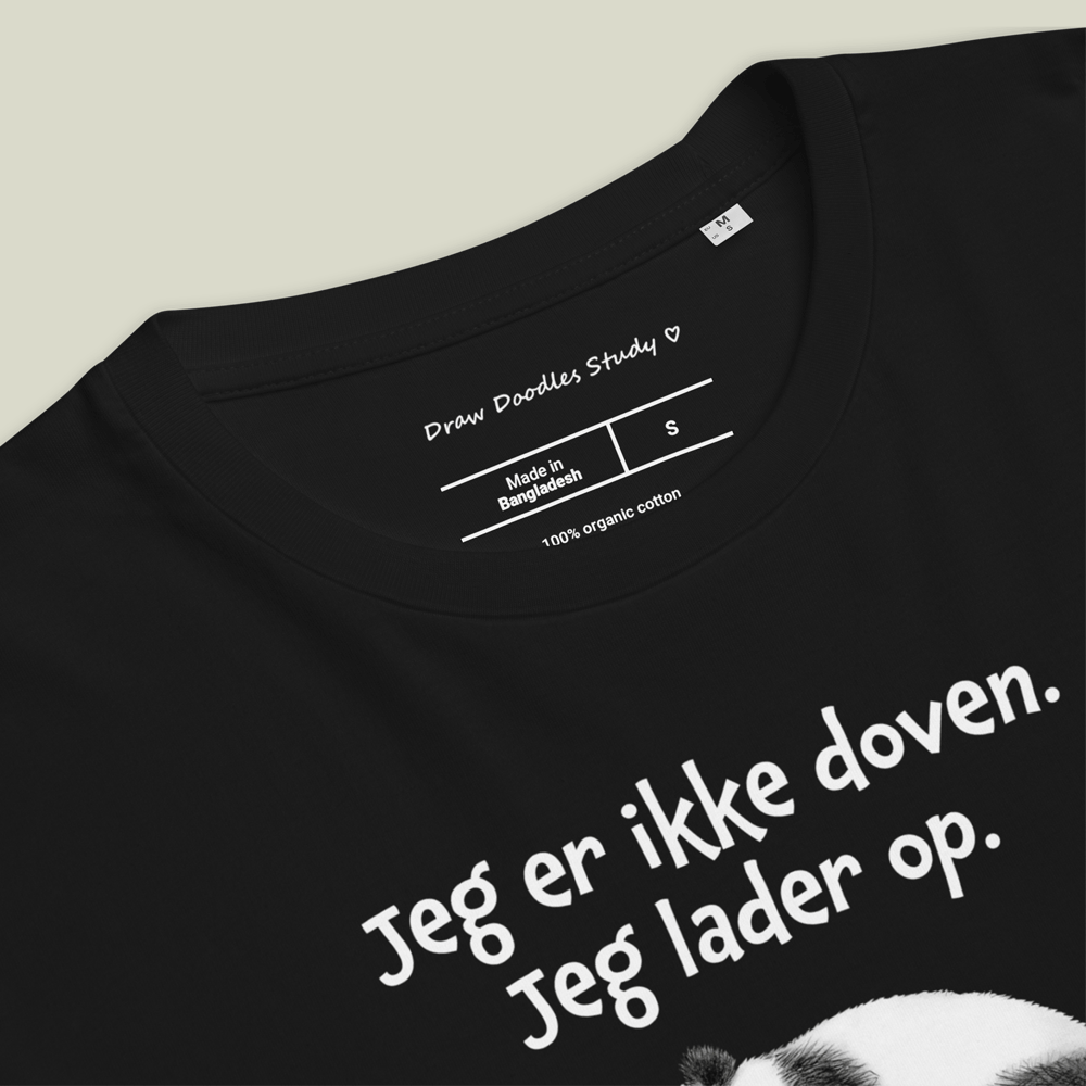 T-shirt med citat og panda – Jeg lader op