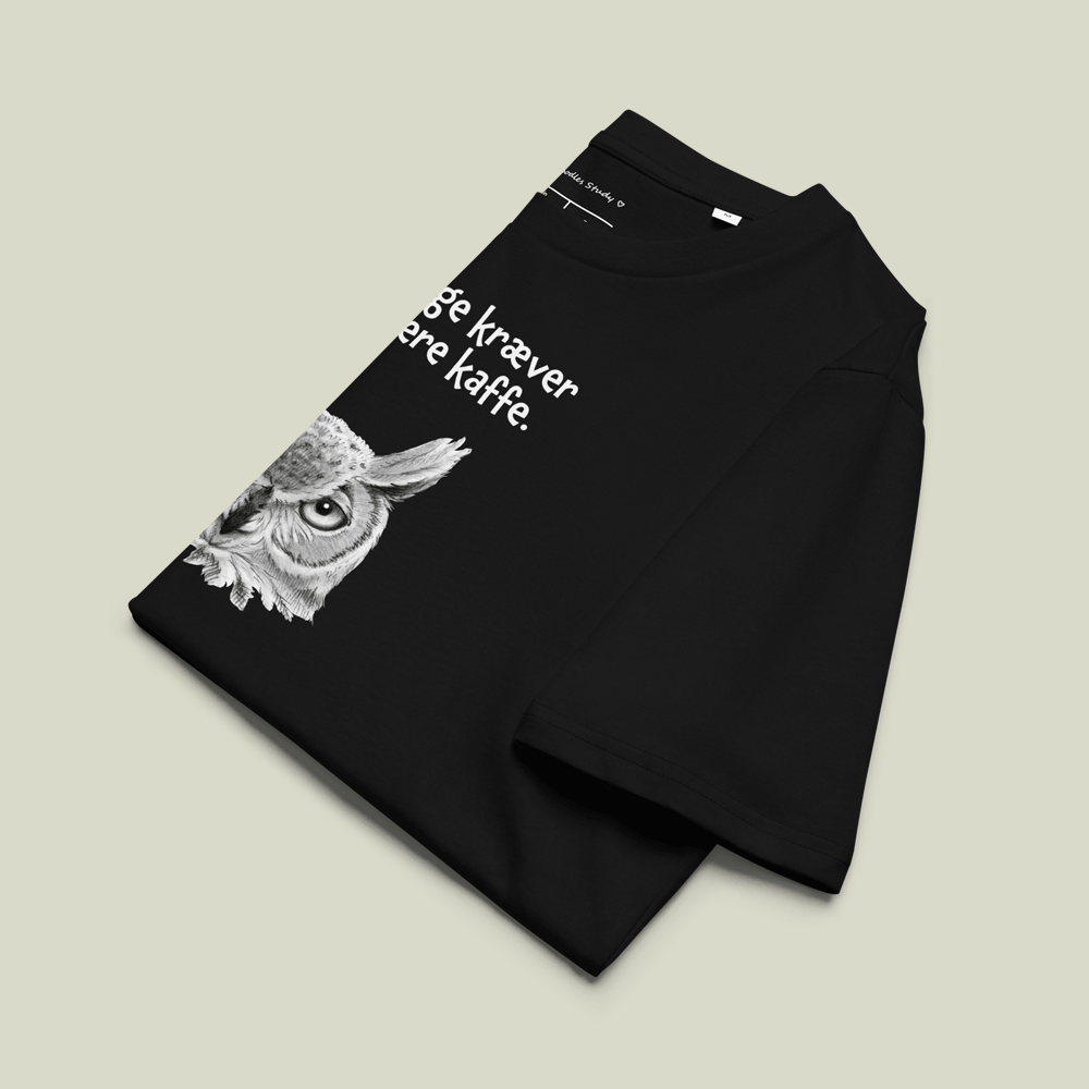 T-shirt med citat og ugle – Nogle dage kræver bare mere kaffe