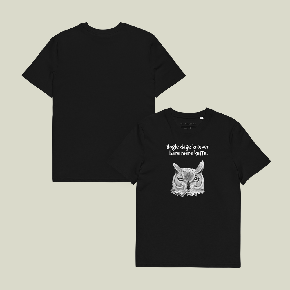 T-shirt med citat og ugle – Nogle dage kræver bare mere kaffe