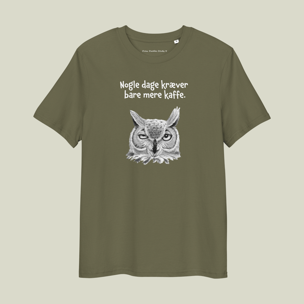 T-shirt med citat og ugle – Nogle dage kræver bare mere kaffe