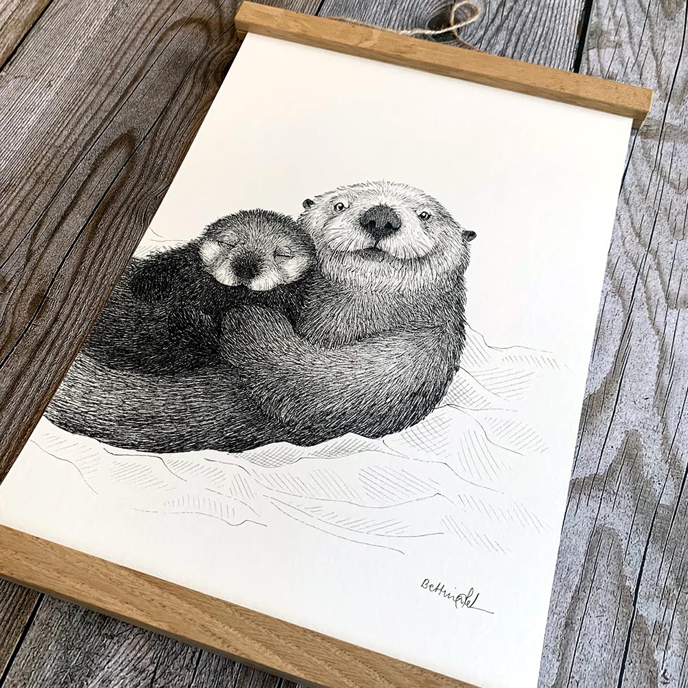 Håndtegnet familieplakat med odder og unge – symbol på kærlighed, tryghed og at passe på hinanden.